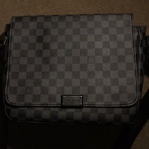 Louis Vuitton messenger black BRAND NEW